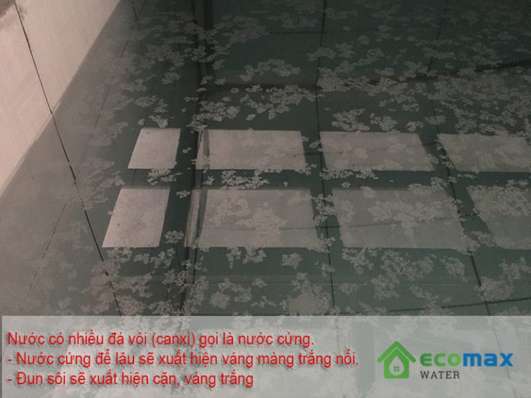 Nước cứng để lâu xuất hiện những màng trắng nổi trên bề mặt nướ