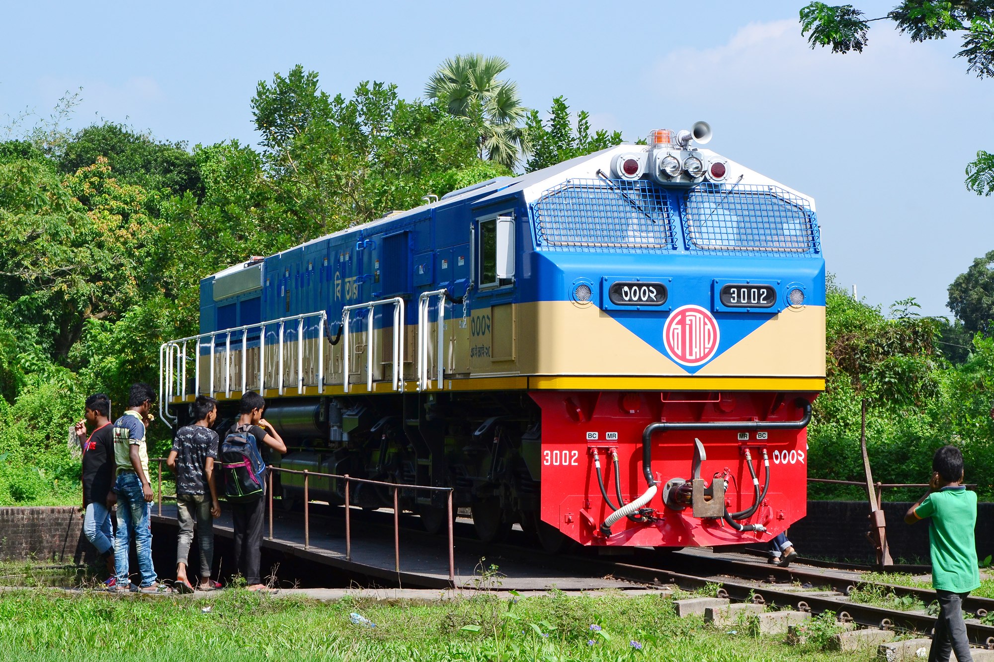 Bangladesh_Railway_Locomotive_No.3010_at_Laksham.jpg